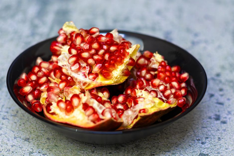 Is It Safe to Eat Pomegranate Seeds With Pravastatin?